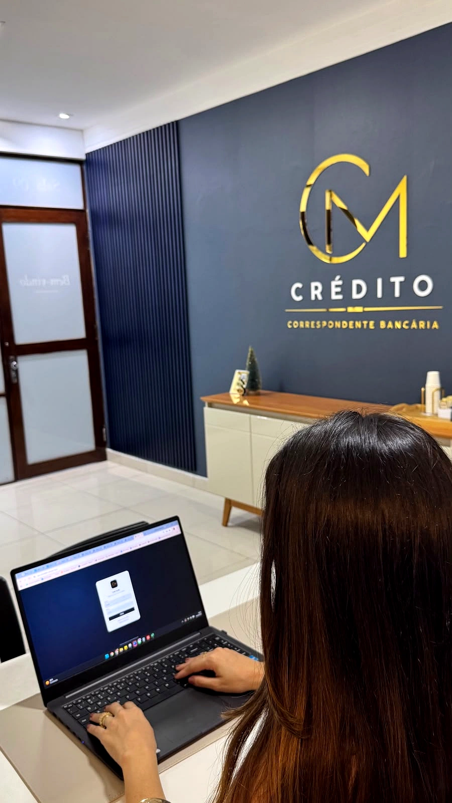 Camila Medeiros trabalhando no escritório da CM Crédito